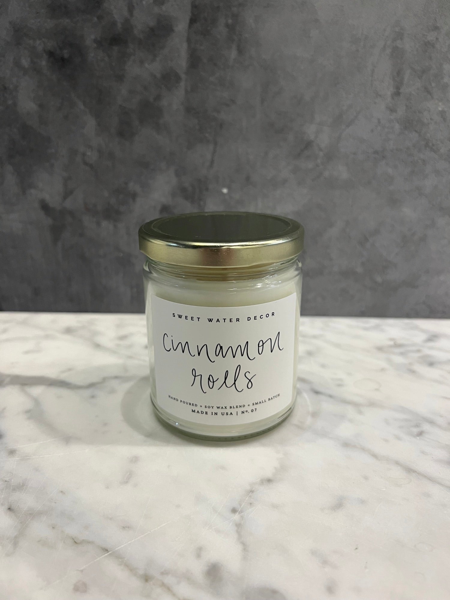 Cinnamon rolls candle